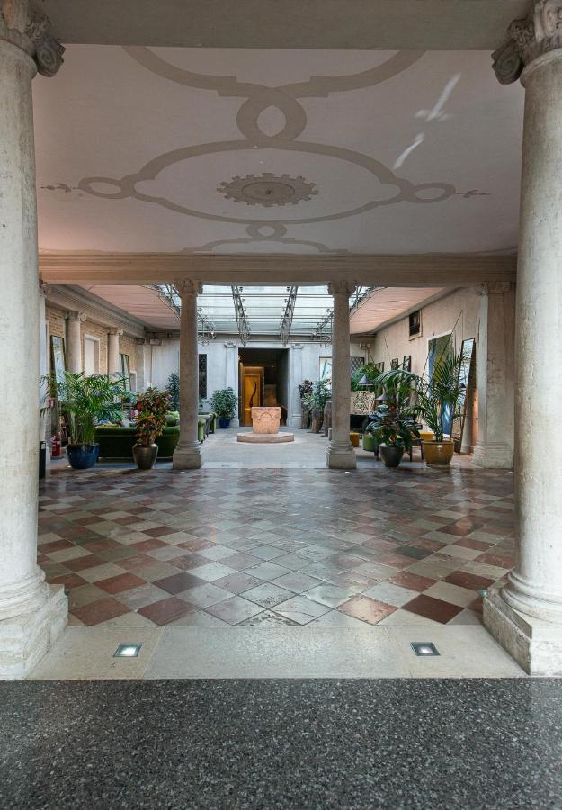 Monaco&grand Canal Hotel