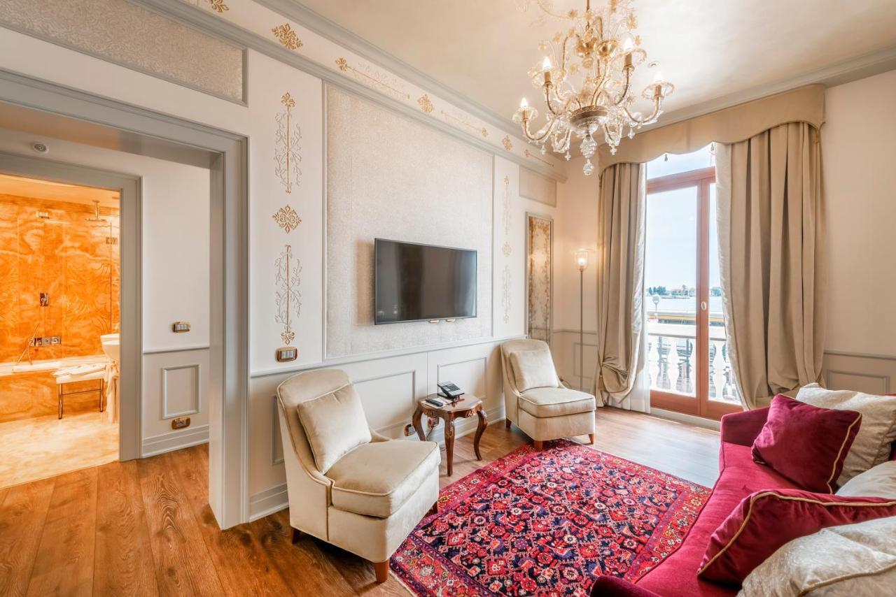 Hotel Monaco&grand Canal 4*