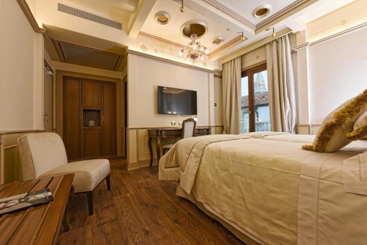 Monaco&grand Canal Hotel