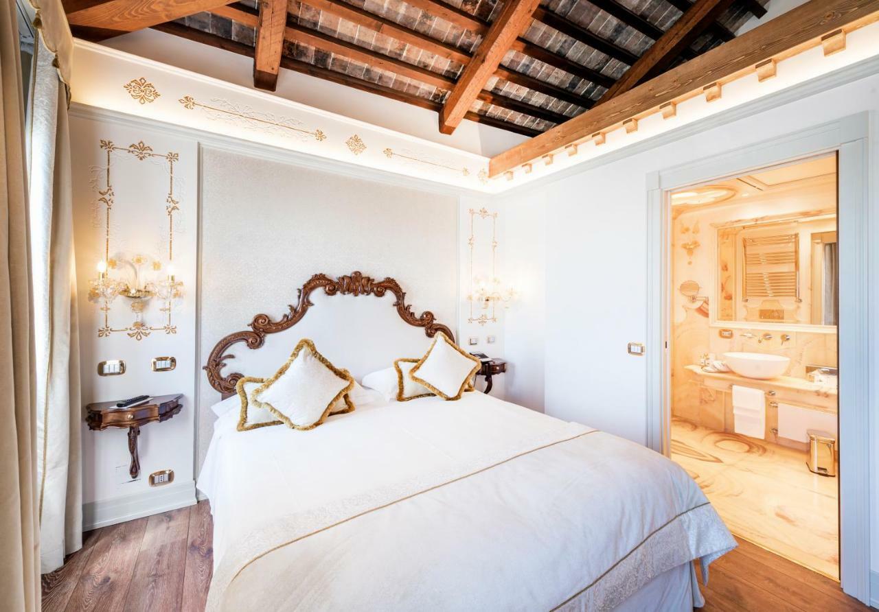 Monaco&grand Canal Hotel